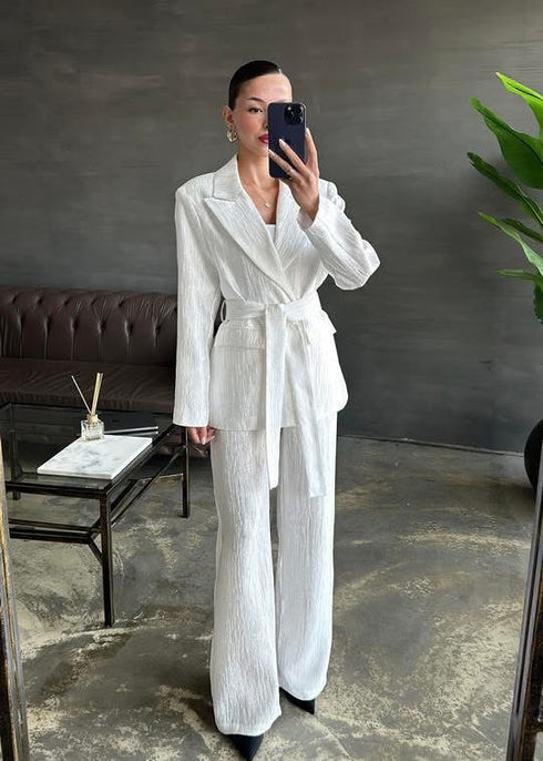 طقم قطعتين مع حزام باللون الأبيض اللولي