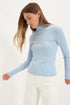 بلوزة بأكمام طويلة باللون الأزرق الفاتح
