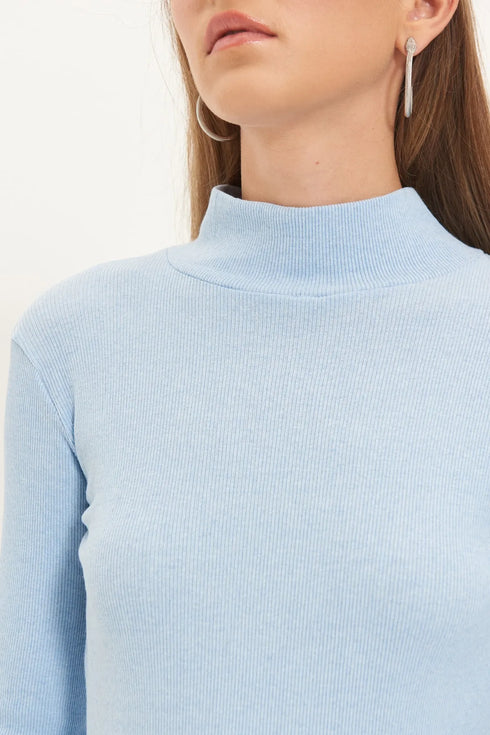 بلوزة بأكمام طويلة باللون الأزرق الفاتح