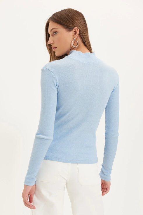 بلوزة بأكمام طويلة باللون الأزرق الفاتح