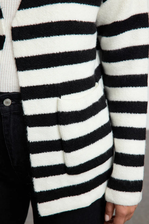 جرزة صوفية مخططة لون أسود