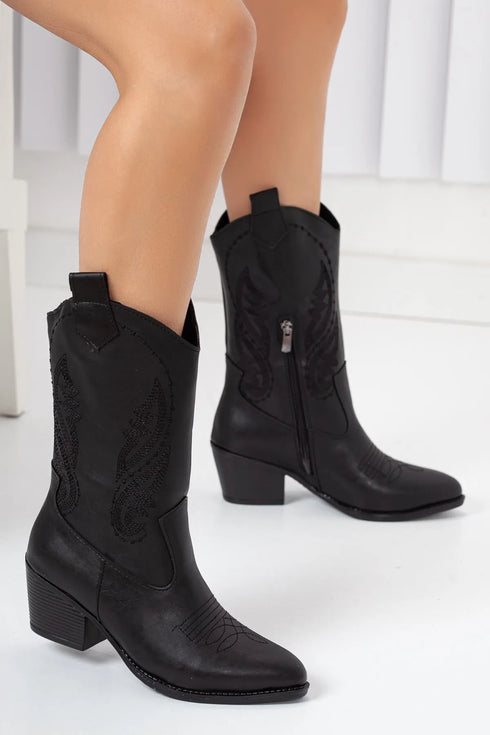 جزمة جلد أسود مطرز