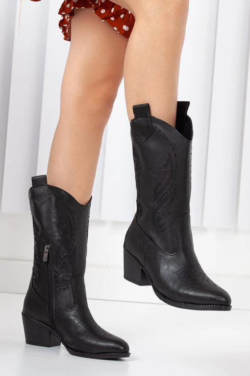 جزمة جلد أسود مطرز