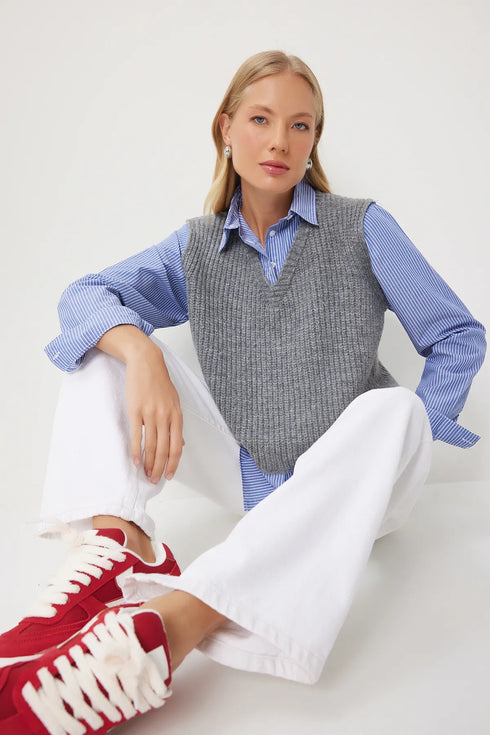 قميص أزرق مع جرزة رمادية