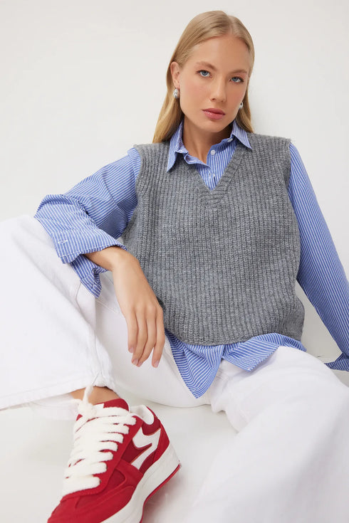 قميص أزرق مع جرزة رمادية