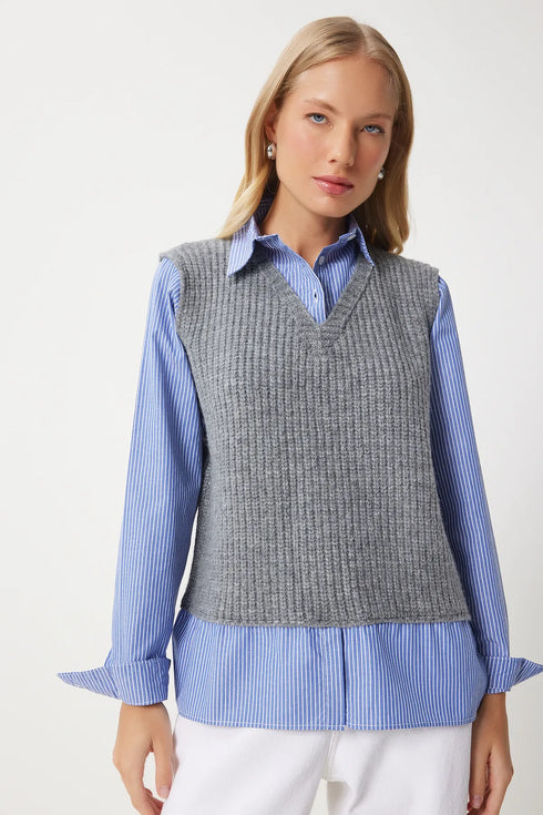 قميص أزرق مع جرزة رمادية