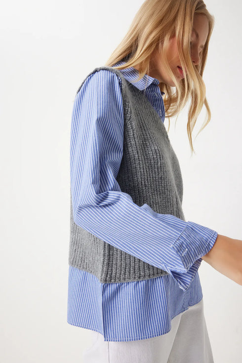 قميص أزرق مع جرزة رمادية