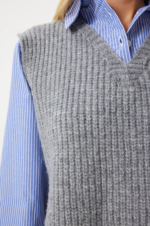 قميص أزرق مع جرزة رمادية