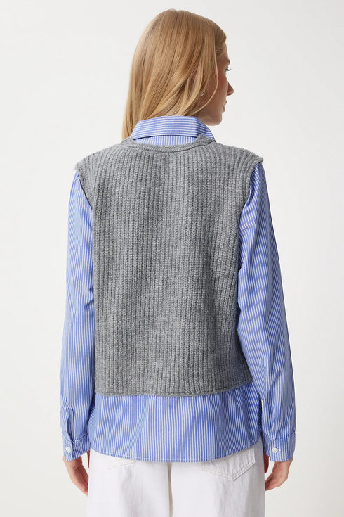 قميص أزرق مع جرزة رمادية