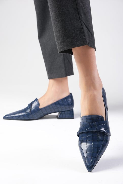 حذاء بكعب منخفض لون كحلي