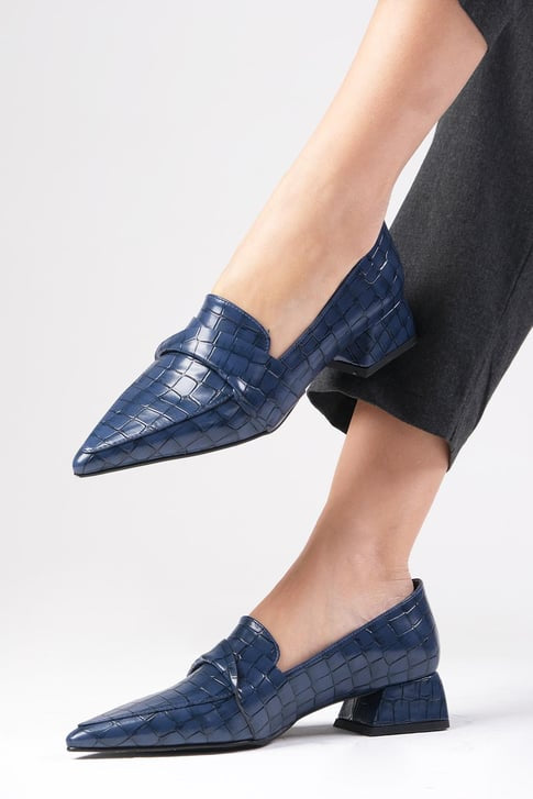 حذاء بكعب منخفض لون كحلي