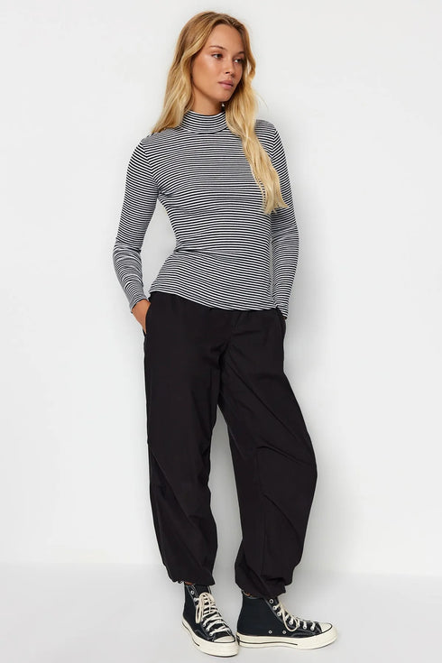 بلوزة بأكمام طويلة مخططة باللون الأسود