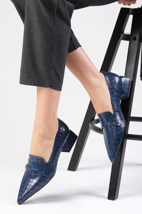 حذاء بكعب منخفض لون كحلي