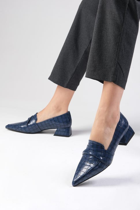 حذاء بكعب منخفض لون كحلي