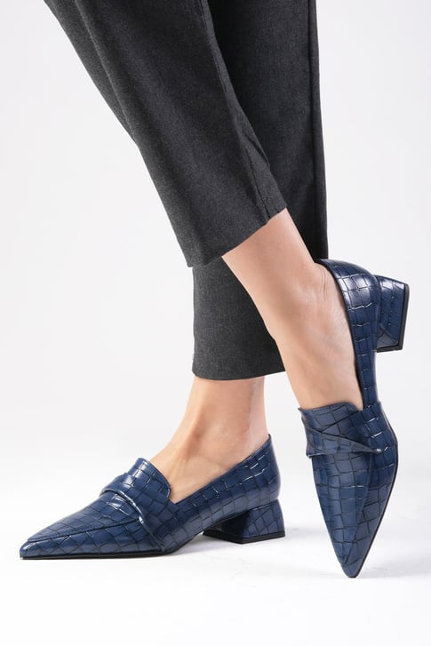 حذاء بكعب منخفض لون كحلي