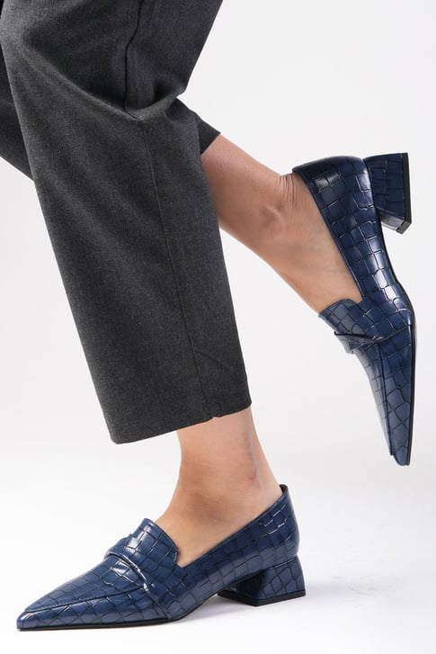 حذاء بكعب منخفض لون كحلي