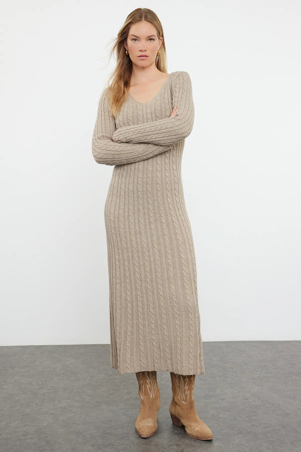 فستان تريكو طويل باللون البيج