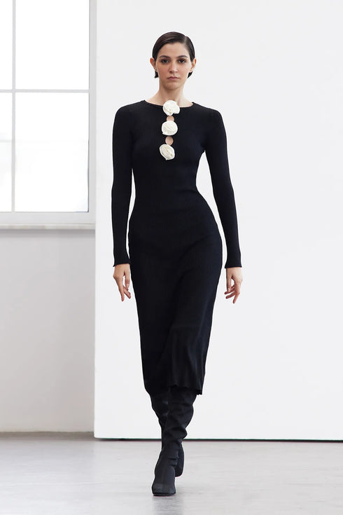 فستان ماكسي لون أسود مزين بتفاصيل وردية