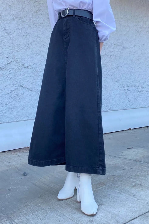 تنورة جينز غامق طويلة