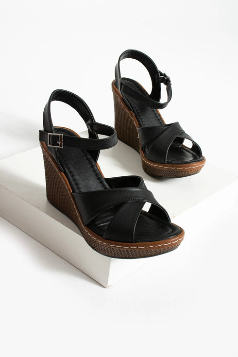 صندل بكعب روكي باللون الأسود