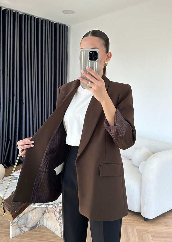 بليزر خريفي مبطّن لإطلالة عصرية