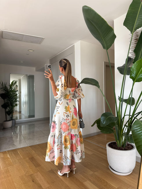 فستان صيفي بأزهار وأكمام قصيرة