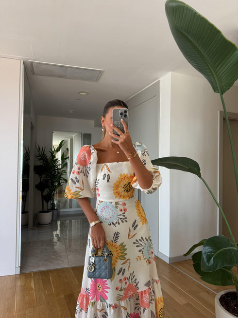 فستان صيفي بأزهار وأكمام قصيرة