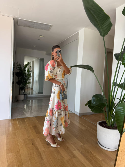 فستان صيفي بأزهار وأكمام قصيرة