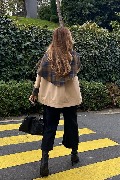 ترانشكوت خريفي مع سكارف