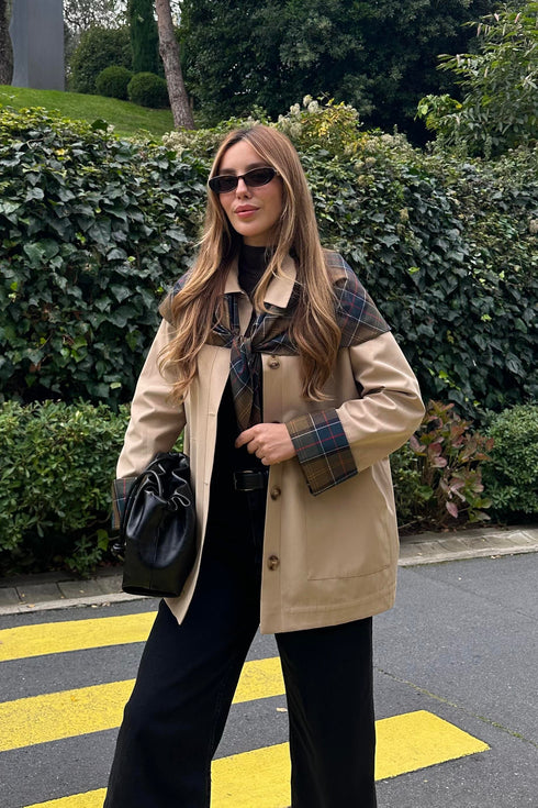 ترانشكوت خريفي مع سكارف