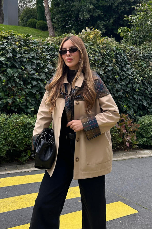 ترانشكوت خريفي مع سكارف