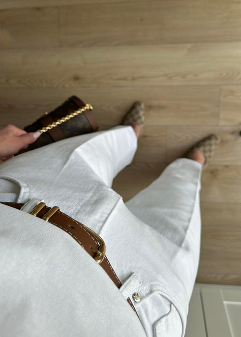 جينز أبيض بخصر بحزام وقَصّة ساق مقصوصة