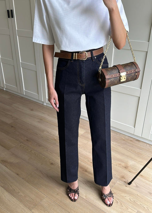 جينز كحلي بخصر بحزام وقصة ساق مقصوصة