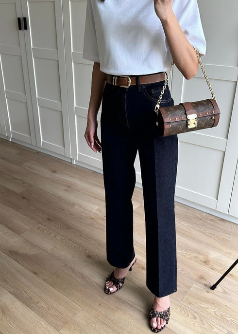 جينز كحلي بخصر بحزام وقصة ساق مقصوصة