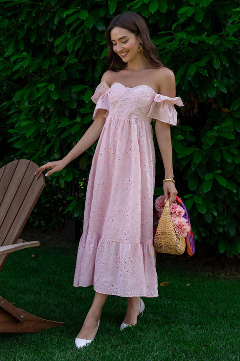 فستان وردي مطرّز،