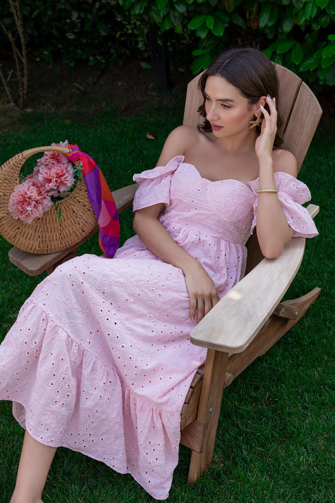 فستان وردي مطرّز،