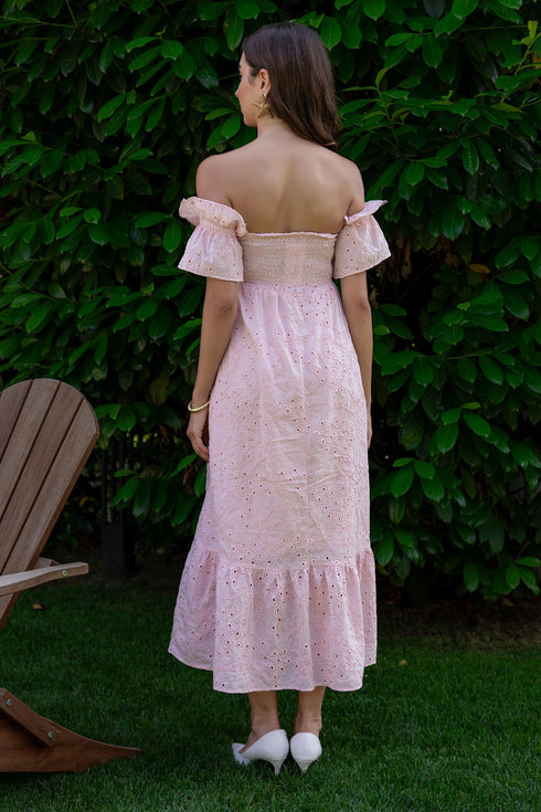 فستان وردي مطرّز،