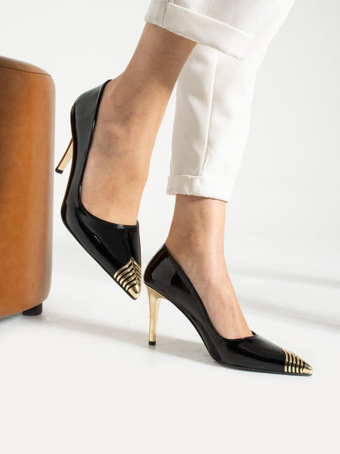 حذاء كعب عالي باللون الأسود