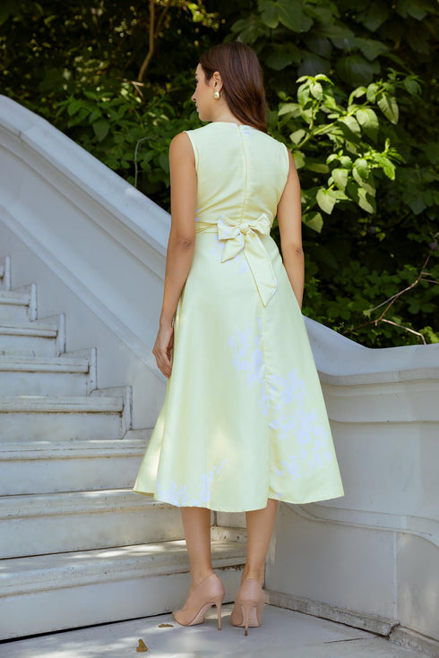 فستان وردي بلا أكمام بنقشة زهرية