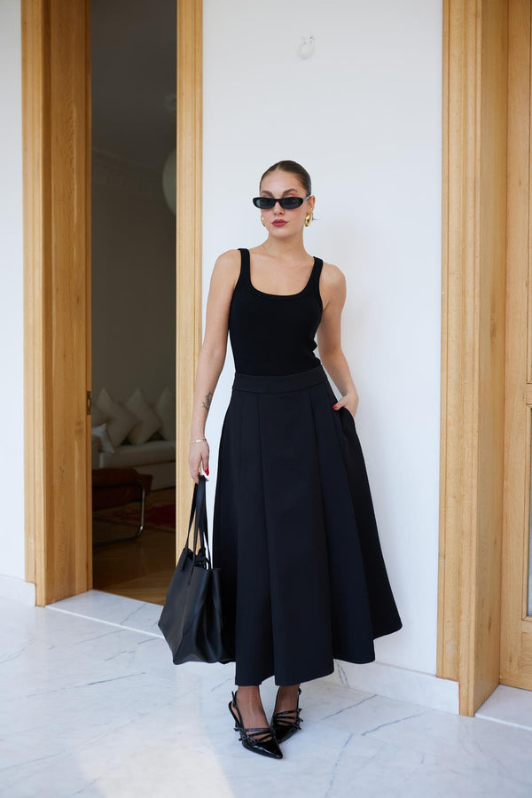 تنورة طويلة باللون الأسود