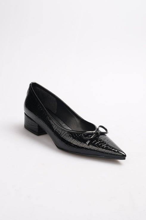 حذاء كعب قصير باللون الأسود