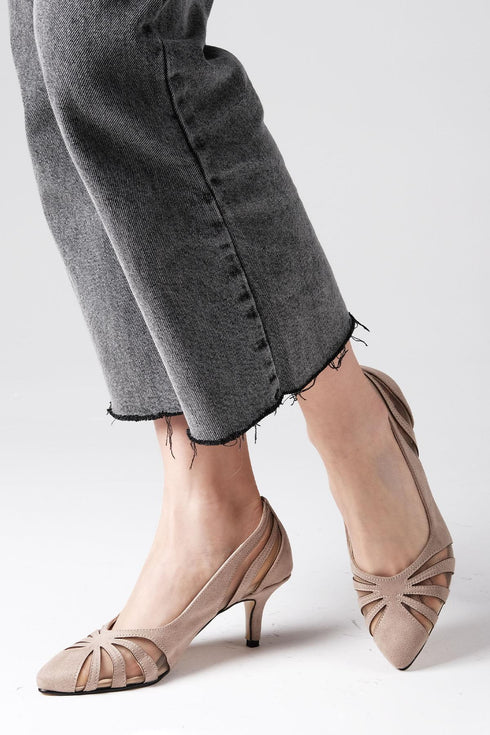 حذاء كعب قصير لون بيج