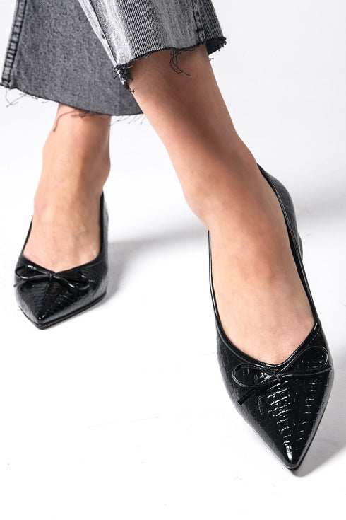 حذاء كعب قصير باللون الأسود