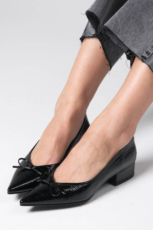 حذاء كعب قصير باللون الأسود